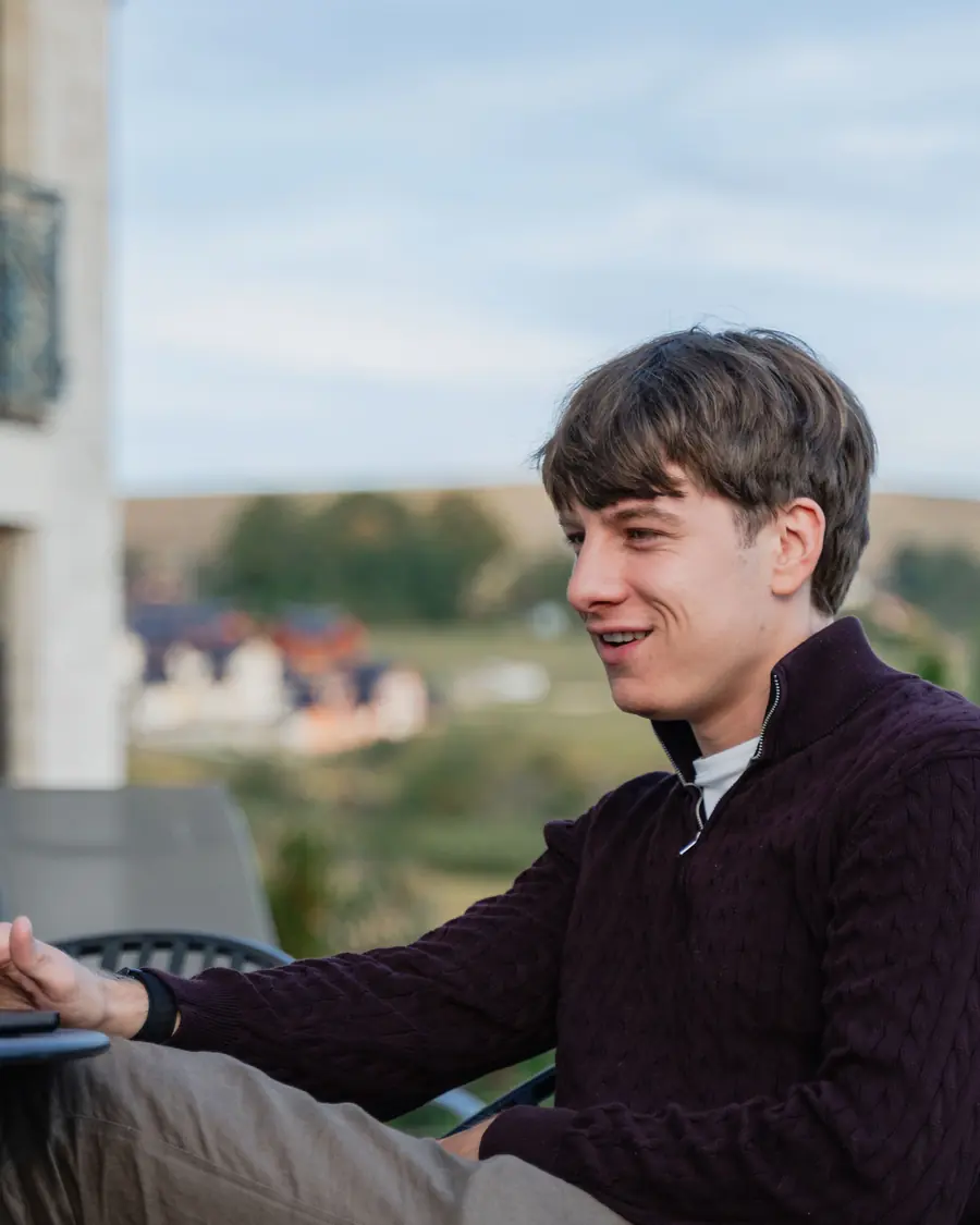 Filip danas radi sa laptopa, napolju